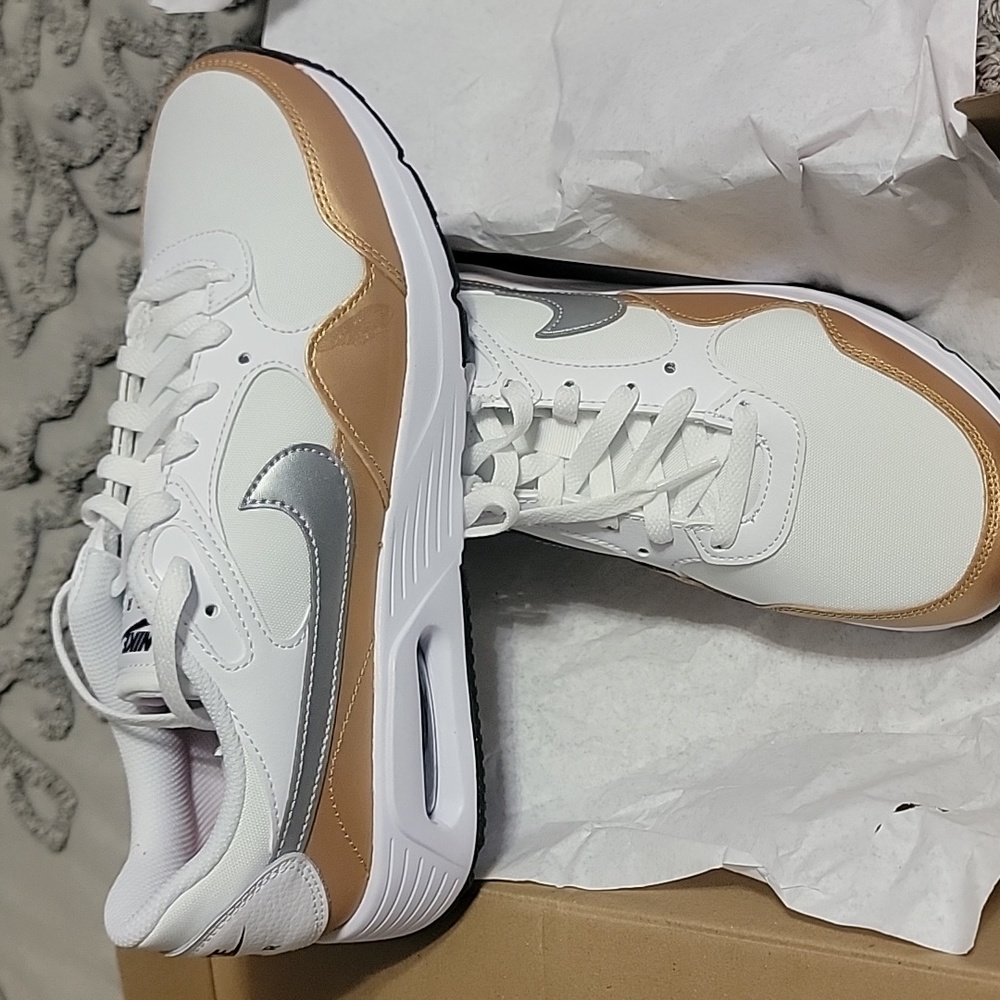 NWT NIKE AIR MAX WMNS METALLIC /SILVER SIZE 11 box included